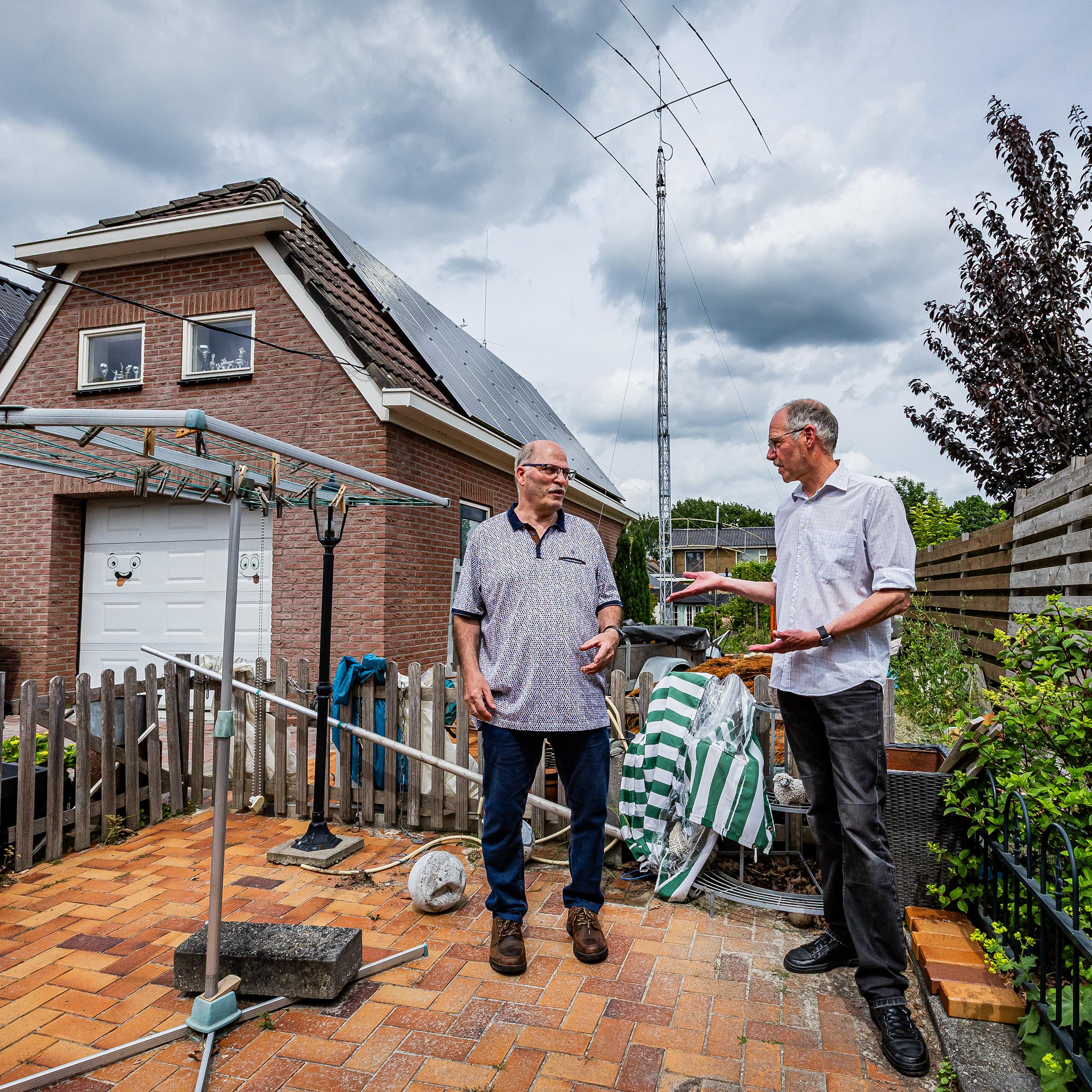 Radioamateur Evert Bos (links) in gesprek met Jan van Muijlwijk.