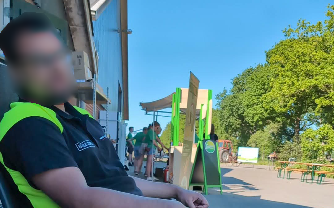 De nep-ambulancebroeder op de boerderijdag in Marum, waar hij zich onder een valse naam had gemeld.