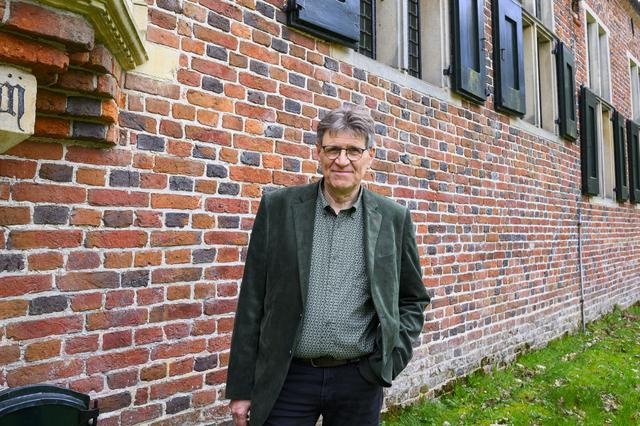 Pieter Dijkstra opent het nieuwe Kloosterpad in Ter Apel. De wandeling van bijna 500 kilometer voert langs alle kloosters die in Groningen hebben bestaan.