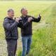 Henk Jan Ottens (Kenniscentrum Akkervogels) en Albert Boers (Landschapsbeheer Drenthe) kijken naar een broedlocatie van een wulp. Ze staan bij een greppel waar de kuikens kunnen schuilen.