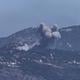 Israëlische raketten schieten op berg in Zuid-Libanon.