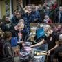 Platenzaak Plato in Groningen staat vol met Rolling Stones-fans, die niet kunnen wachten om het nieuwe album te kopen.
