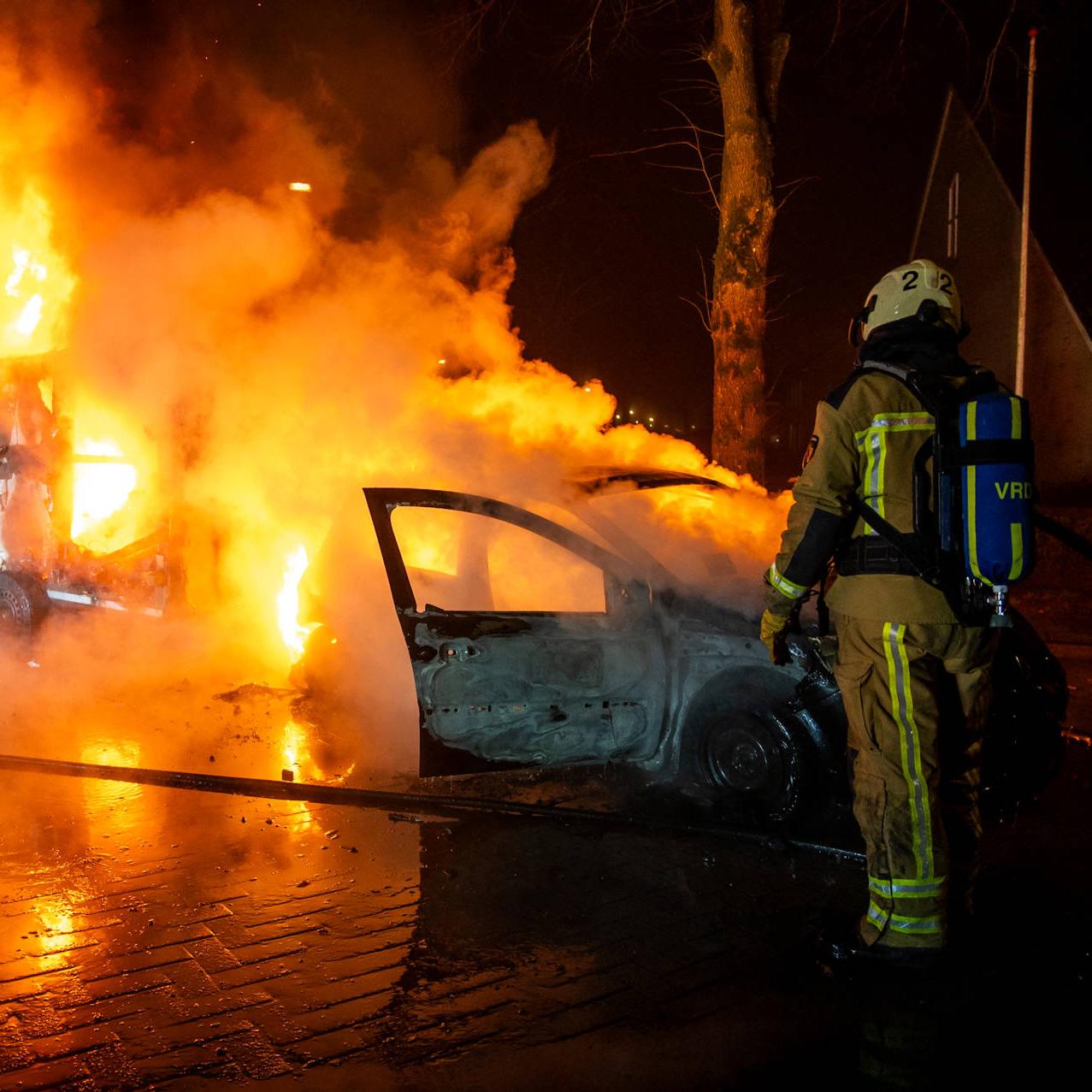 Elk jaar gaan in Smilde auto's en caravans in vlammen op aan het eind van het jaar.