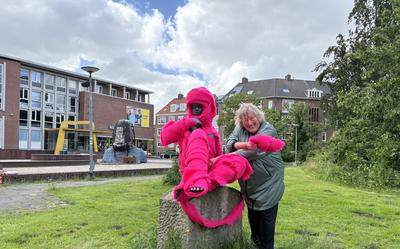 Yvonne Dröge Wendel veranderde in Groningen het beeld 'Het Denkstertje' van Wladimir de Vries uit 1962 tijdelijk in het kunstwerk 'To Cover Girl'.