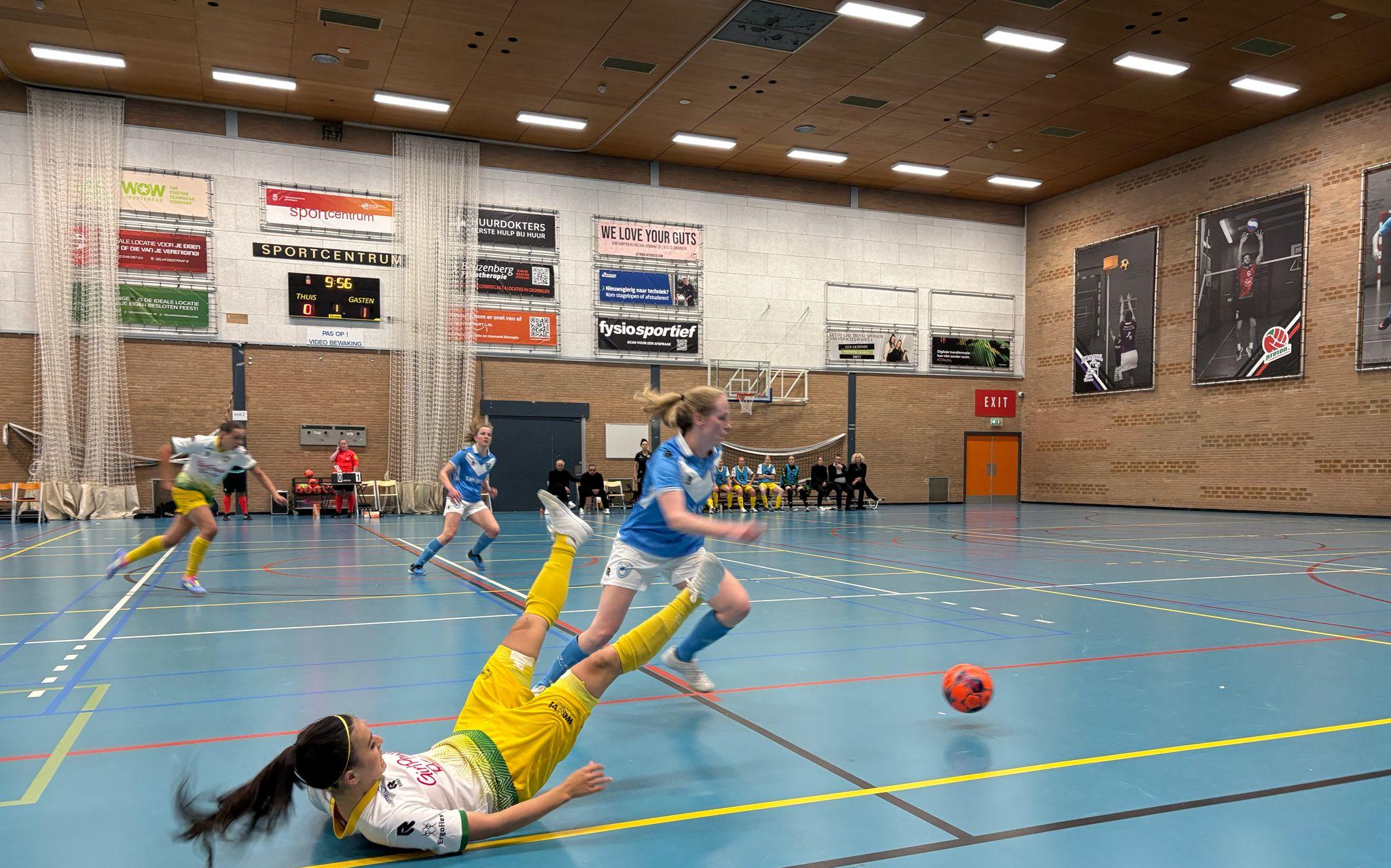 Drs. Vijfje-speelster Tessa Grashuis (in het blauw) legt de Haagse Alyssa Dijkstra in de luren.