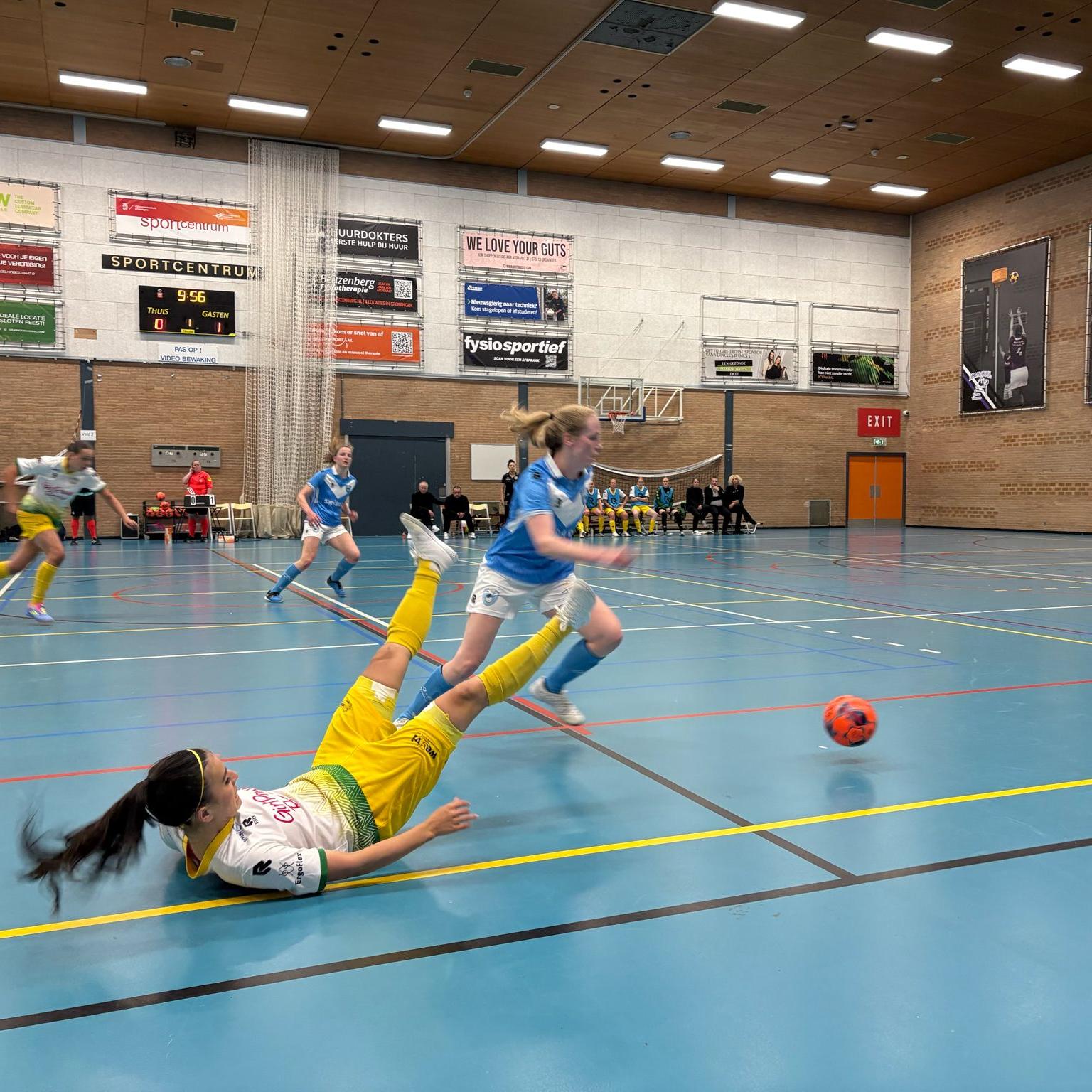 Drs. Vijfje-speelster Tessa Grashuis (in het blauw) legt de Haagse Alyssa Dijkstra in de luren.
