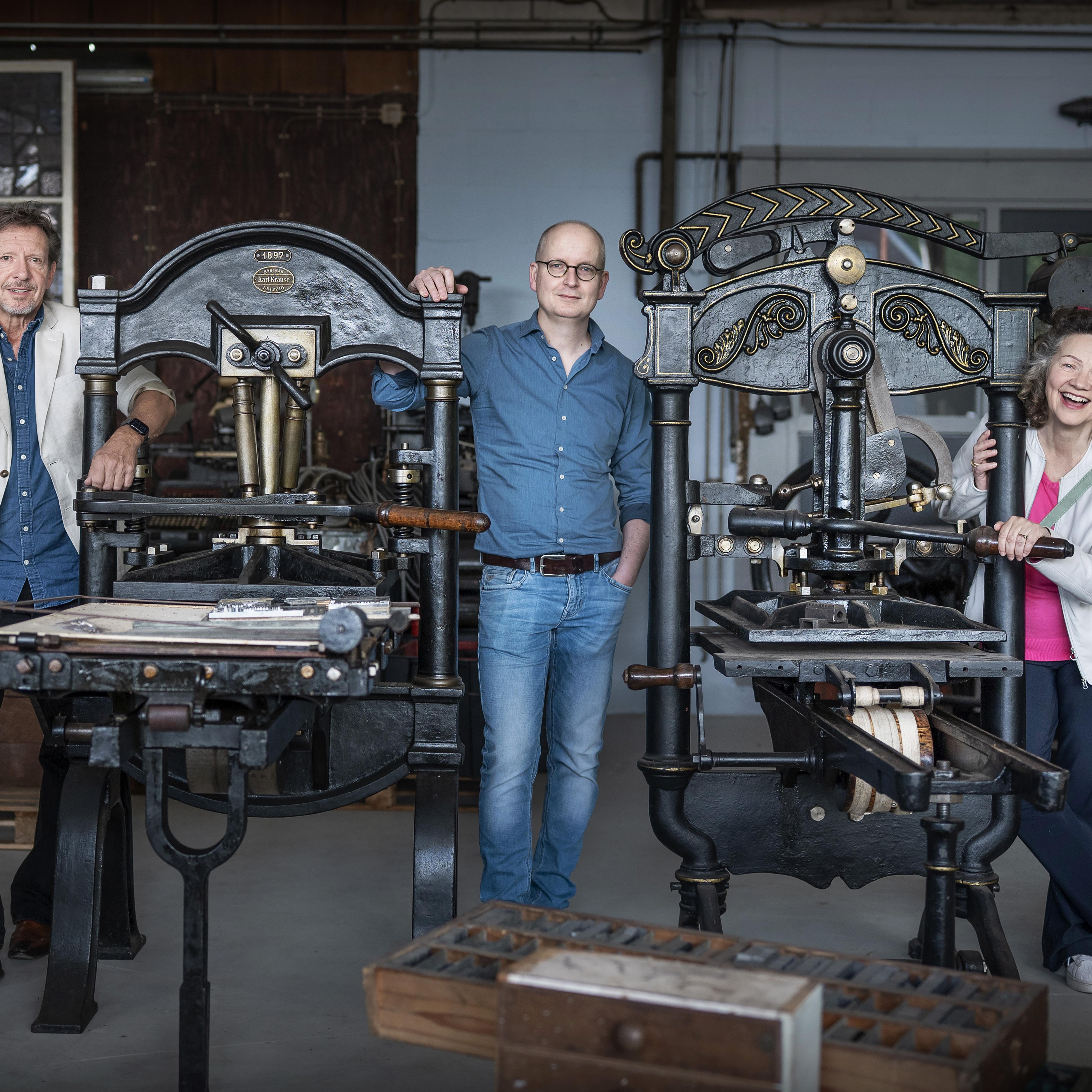 De redactie van DvhN Toendertijd (vlnr): Harry Kasemir, Frank von Hebel en Inki de Jonge. Ze staan hier in Museumdrukkerij IJzer & Lood in Grootegast.