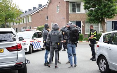 Agenten in de Voermanstraat. In 2023 werden daar twee mensen aangehouden in verband met een mogelijke schietpartij.