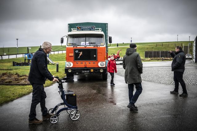 Vooral oud-werknemers en hun familieleden halen buiten en in het MuzeeAquarium in Delfzijl herinneringen op aan het transportbedrijf Lommerts.