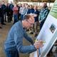 Boeren zetten een handtekening bij Staatsbosbeheer voor natuurinclusief boeren.