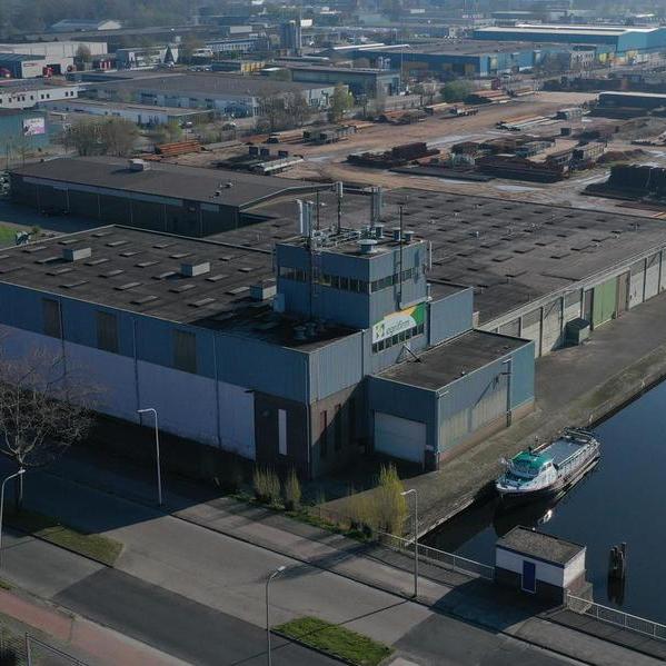 Het leegstaande gebouw op de hoek van de Dr. Anton Philipsstraat waar de eigenaar een complex wil bouwen voor arbeidsmigranten.