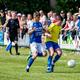 SETA in betere tijden: Jarno Giezen (links) in duel met SC Scheemda-speler Rowan de Zwart (rechts) voor veel publiek in de eindfase van het seizoen 2021-2022. In die periode streed SETA met onder meer Scheemda om de titel in de vijfde klasse F. SETA werd achter NWVV nipt tweede en op die plek finishte SETA in 2023 ook.