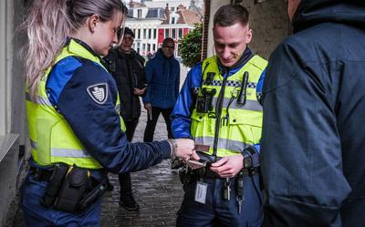 Buitengewoon opsporingsambtenaren Melissa en Wesley controleren een id-bewijs in de binnenstad van Groningen.