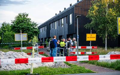 De politie verzamelt om het huis binnen te treden voor onderzoek