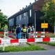 De politie verzamelt om het huis binnen te treden voor onderzoek