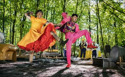 Cultuur in Drenthe: scène uit de voorstelling 'Hier valt niets te halen' van Wabi Sabi, Het Houten Huis en Peergroup.