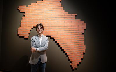 Conservator Edgar Pelupessy uit Warffum maakte de tentoonstelling 'Bakstain' die tot en met 23 augustus in het Groninger Museum is te zien.