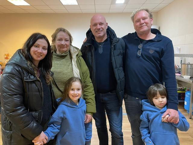 Frank en Erik met de gevluchte Omer (6) en zijn zusje Asya (7), moeder Anna Nasonova en hun oma Tetiana Nasonova.