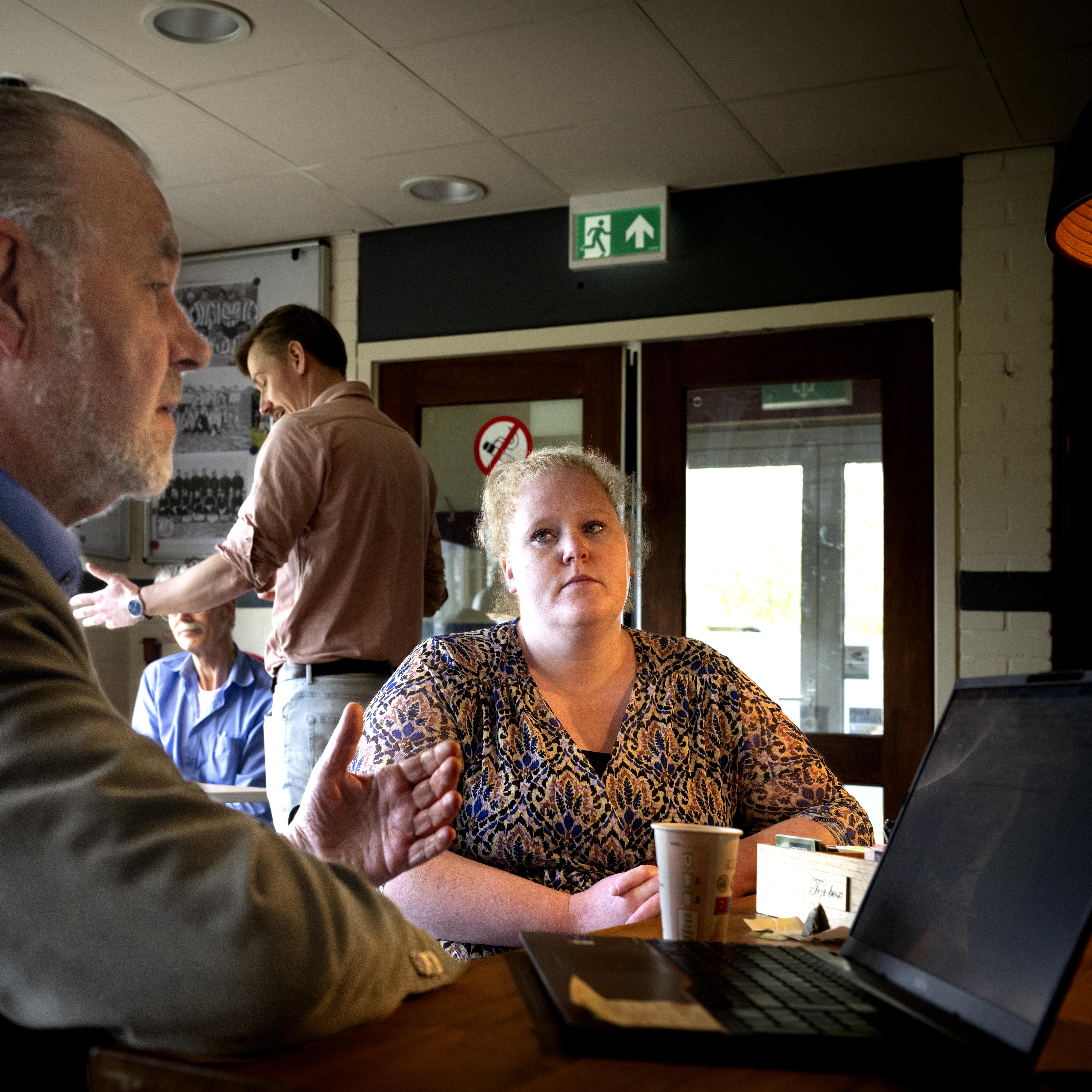 Hannah Venhuizen in april 2024, in gesprek met raadslid Jan Visser.