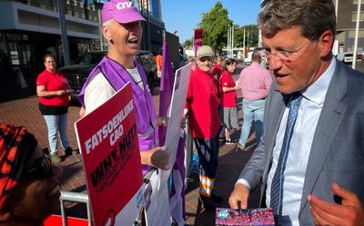 De Emmer burgemeester Eric van Oosterhout praat met de demonstranten voor MartiniPlaza. Hij is het eens met hun eis dat werknemers van sociale werkplaatsen moeten worden gecompenseerd voor de hoge inflatie. ,,Maar daar moet nog wel stevig over worden onderhandeld.''