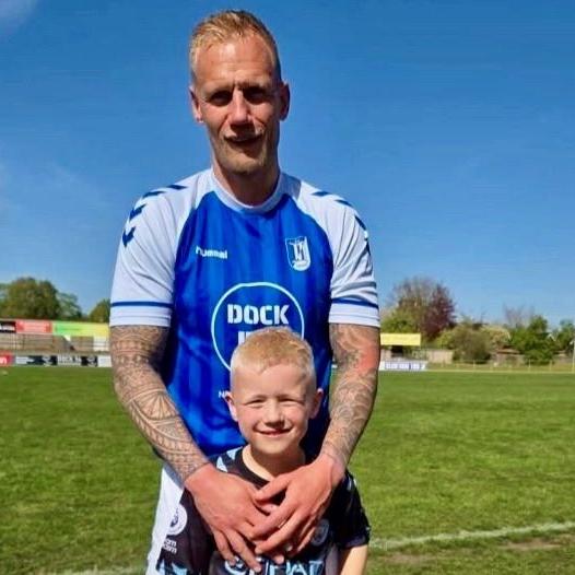 Het naderende afscheid van de hoofdmacht van Twedo markeert voor Jeroen van den Ham (35) - op de foto samen met zijn zoon Ravi - het einde van een tijdperk, maar geenszins het einde van zijn betrokkenheid bij de club uit Nieuw-Amsterdam/Veenoord.