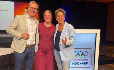 In het midden voorzitter Olga Zwikker van de Nederlandse Oriënteringsloop Bond (NOLB), samen met algemeen directeur Marc van den Tweel en voorzitter Anneke van Zanen-Nieberg van NOC*NSF.