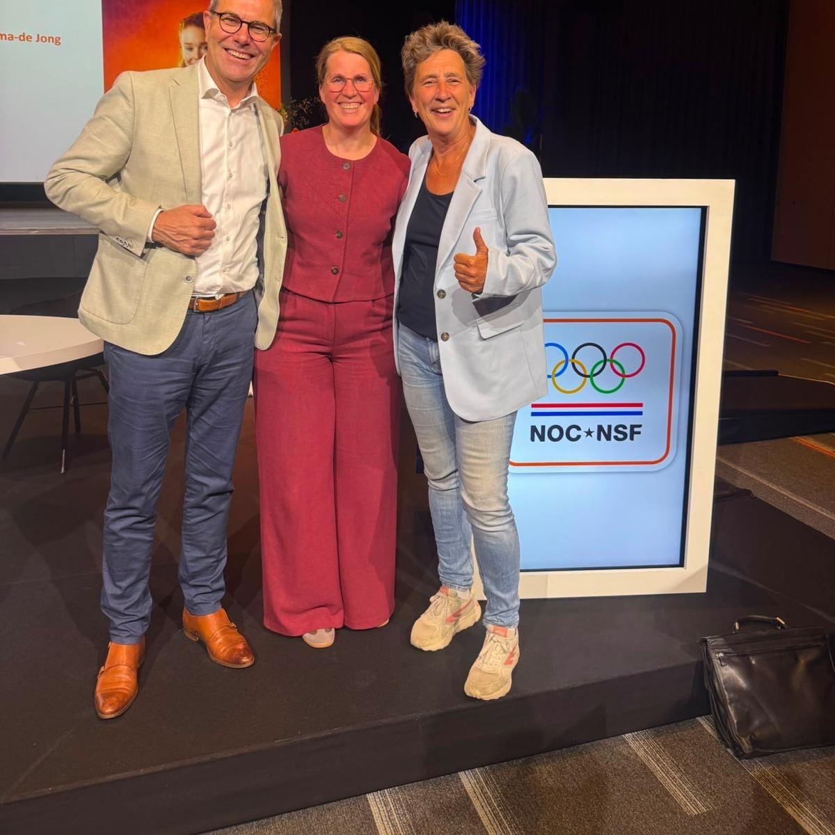 In het midden voorzitter Olga Zwikker van de Nederlandse Oriënteringsloop Bond (NOLB), samen met algemeen directeur Marc van den Tweel en voorzitter Anneke van Zanen-Nieberg van NOC*NSF.