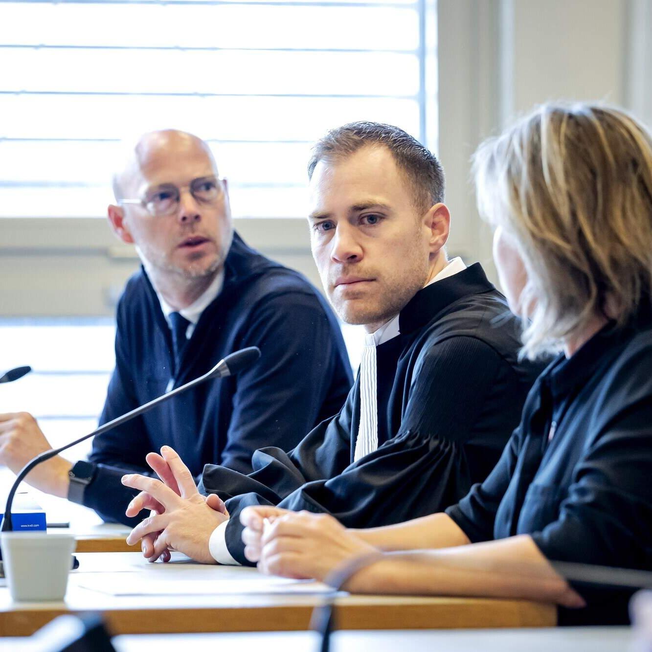 Remco Oversier (l) algemeen directeur van NAC Breda en Advocaat Tim Wilms in de rechtbank bij het kort geding tegen de KNVB.
