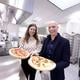 Emiel Boogaard, met collega Ingrid Sapulette, toont een pizza, die eerst thuis door het testpanel wordt geproefd voordat ie de markt op gaat.