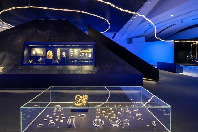 De zwarte berg met vitrines vol goud en zilver, en daarboven een goudader van licht.