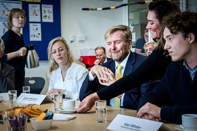 Koning Willem-Alexander bezocht eerder Ten Boer, waar hij sprak met Kiet Winter (rechts) en Dionne Meerstra (links) over wat jongeren merken van de aardbevingen en de gevolgen daarvan.