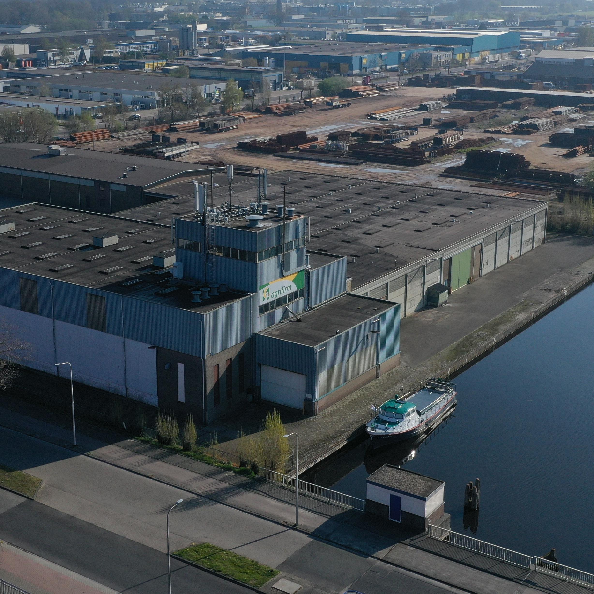 Het leegstaande pand van Agrifirm.