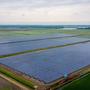 Bij Kolham aan de A7 ligt een van de grootste zonneparken in Nederland.