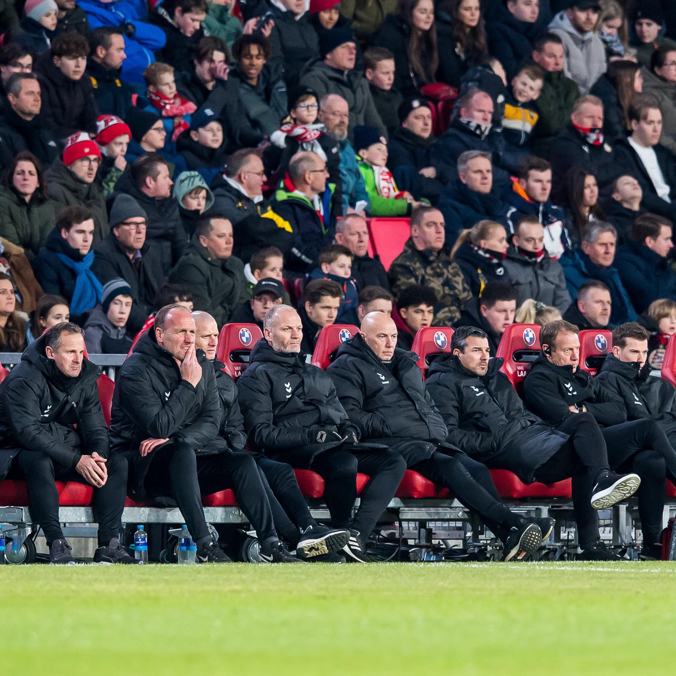 De technische staf van Dick Lukkien tijdens de uitwedstrijd van FC Emmen tegen PSV Eindhoven. V.l.n.r. Casper Goedkoop, Dick Lukkien, Bas Sibum, Gerard Wiekens, Richard Moes, Antoine van der Linden, Jan Haak, Bas Smid en Gerhard Wermink.