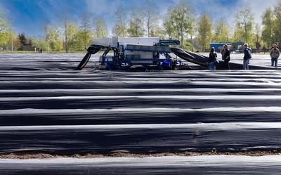 De aspergemachine wordt gedemonstreerd.