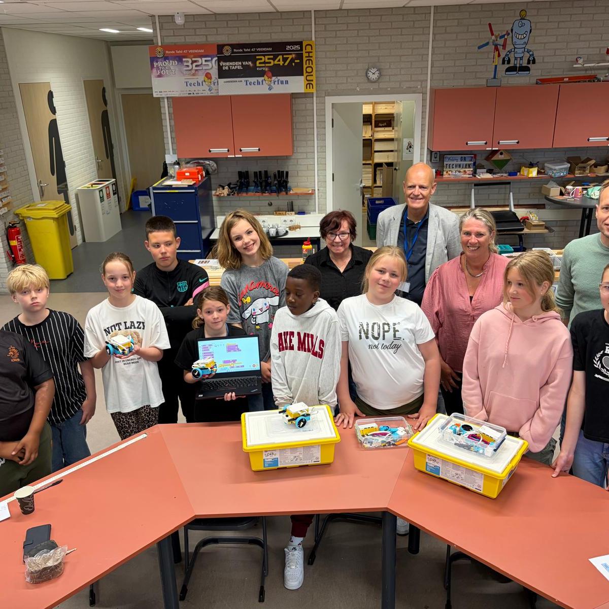 Leerlingen uit het basisonderwijs hebben bij TechforFun nieuwe LEGO-sets ontvangen.