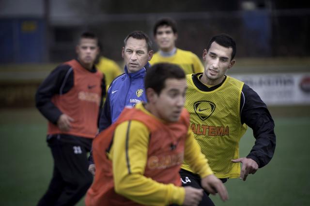 Gert Heerkes (in het blauw) in 2012 als trainer van SC Veendam.