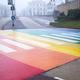 Een regenboogzebrapad in Assen.