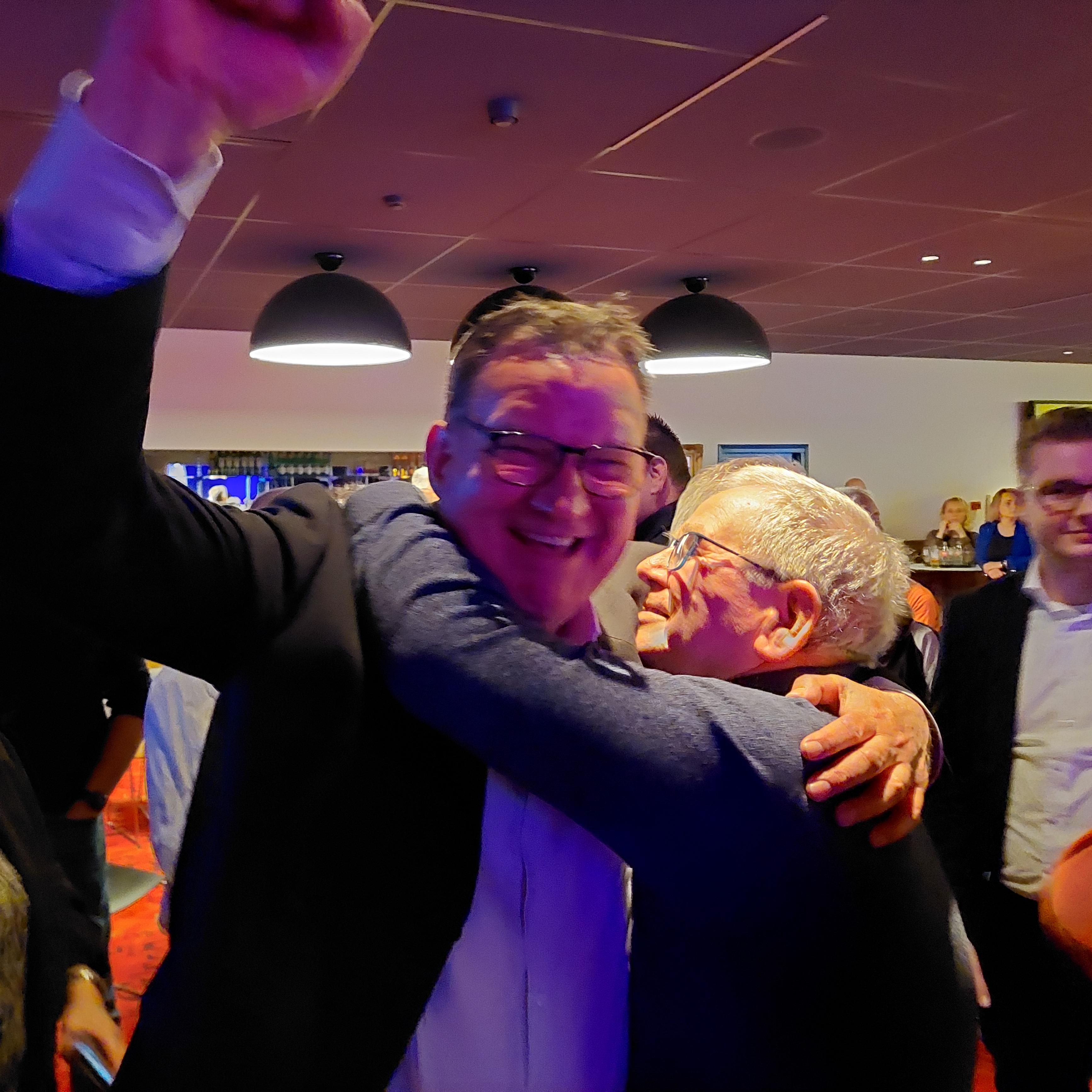 Voormalig fractievoorzitter van Lokaal Betrokken Jur Mellies viert zijn partijwinst in 2022. Twee jaar later stapt zijn partij uit de coalitie van de gemeente Stadskanaal en is hij wethouder-af.