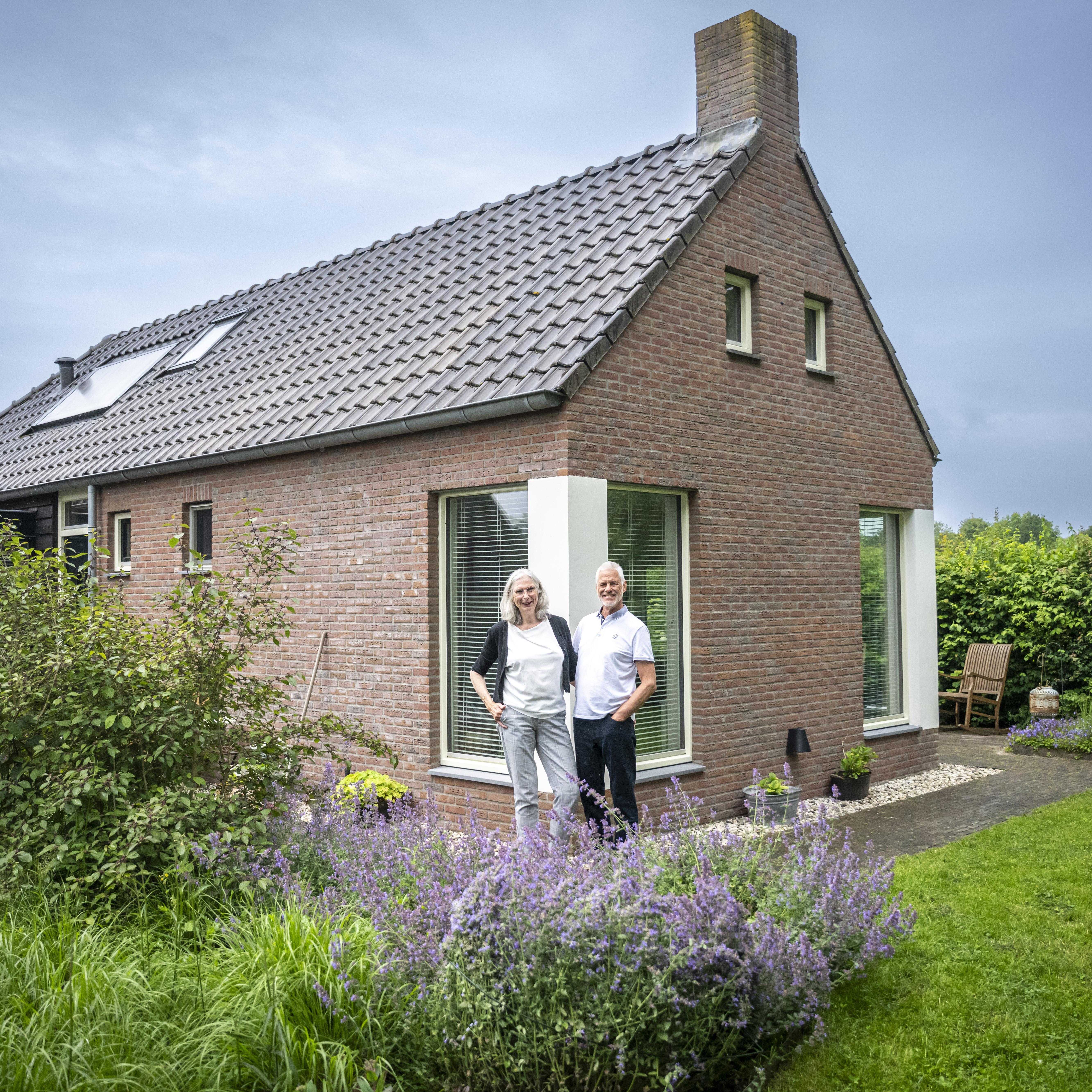 De woning is gebouwd op de plek waar vroeger een koloniehuisje stond en is daar ook op geïnspireerd.