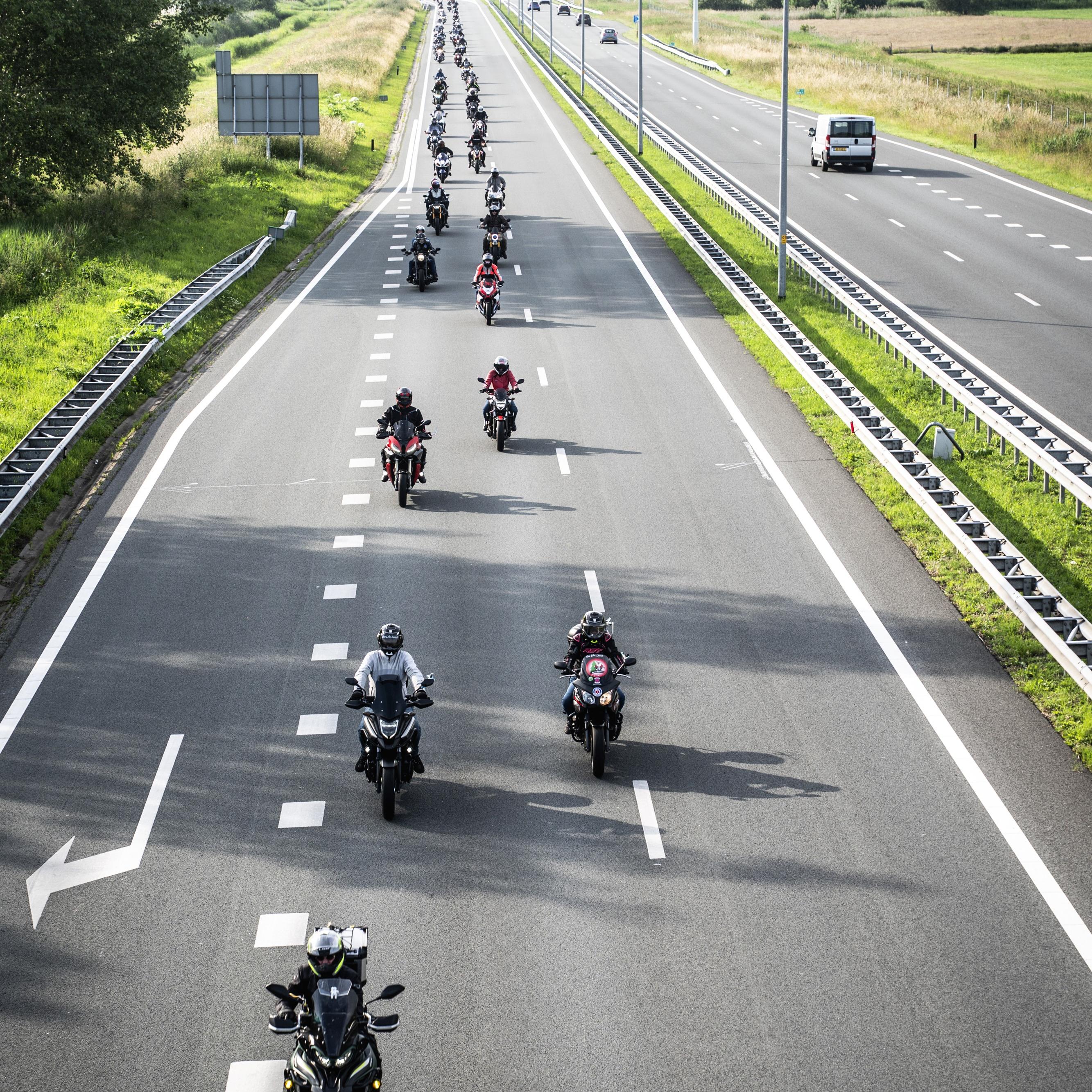 De afscheidstocht van Laura Prins (34) vanuit Groningen naar Winschoten was kilometers lang. Het is een laatste eerbetoon aan de verongelukte motorliefhebster.