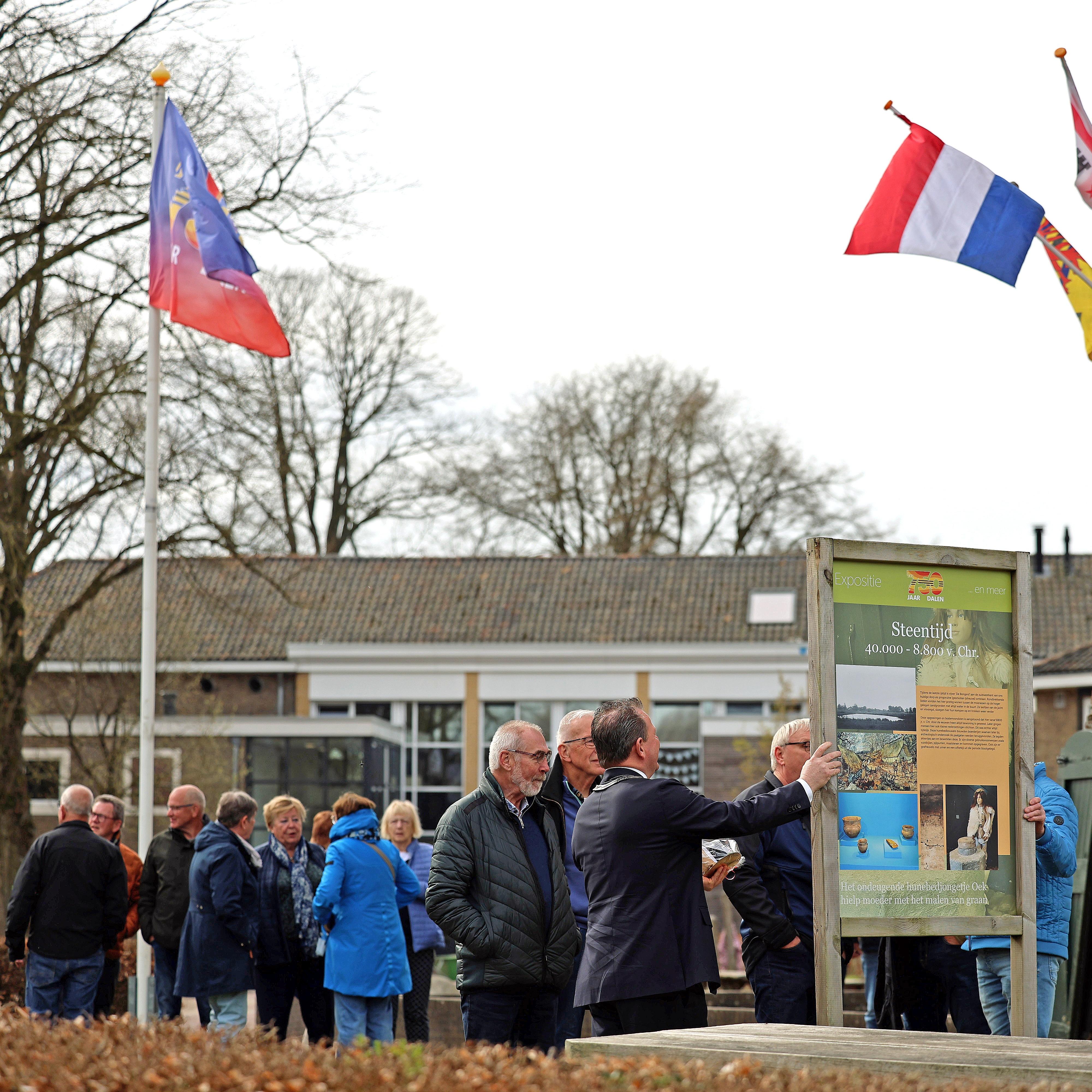 Burgemeester Renze Bergsma (op de rug gezien) bij de opening van de expo ‘750 jaar Dalen en meer’, eerder dit jaar.