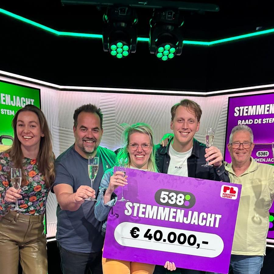 Ilse Hansma met in haar hand de cheque, die ze vrijdag kwam ophalen.