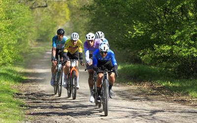 Adne Koster is ijzersterk en leidt de kopgroep van de Gravel One Fifty, voor Rick Ottema.
