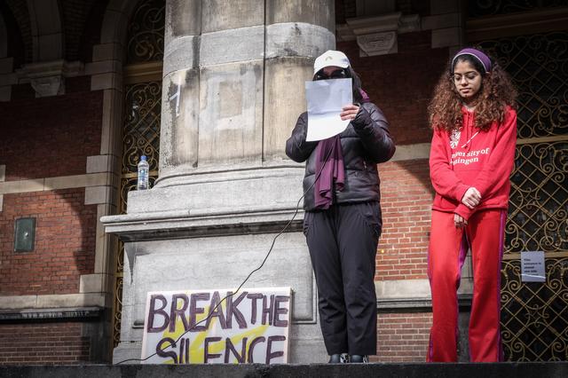 Ook de Chinese studente Alice die tevergeefs aangifte deed van verkrachting door een docent nam het woord.