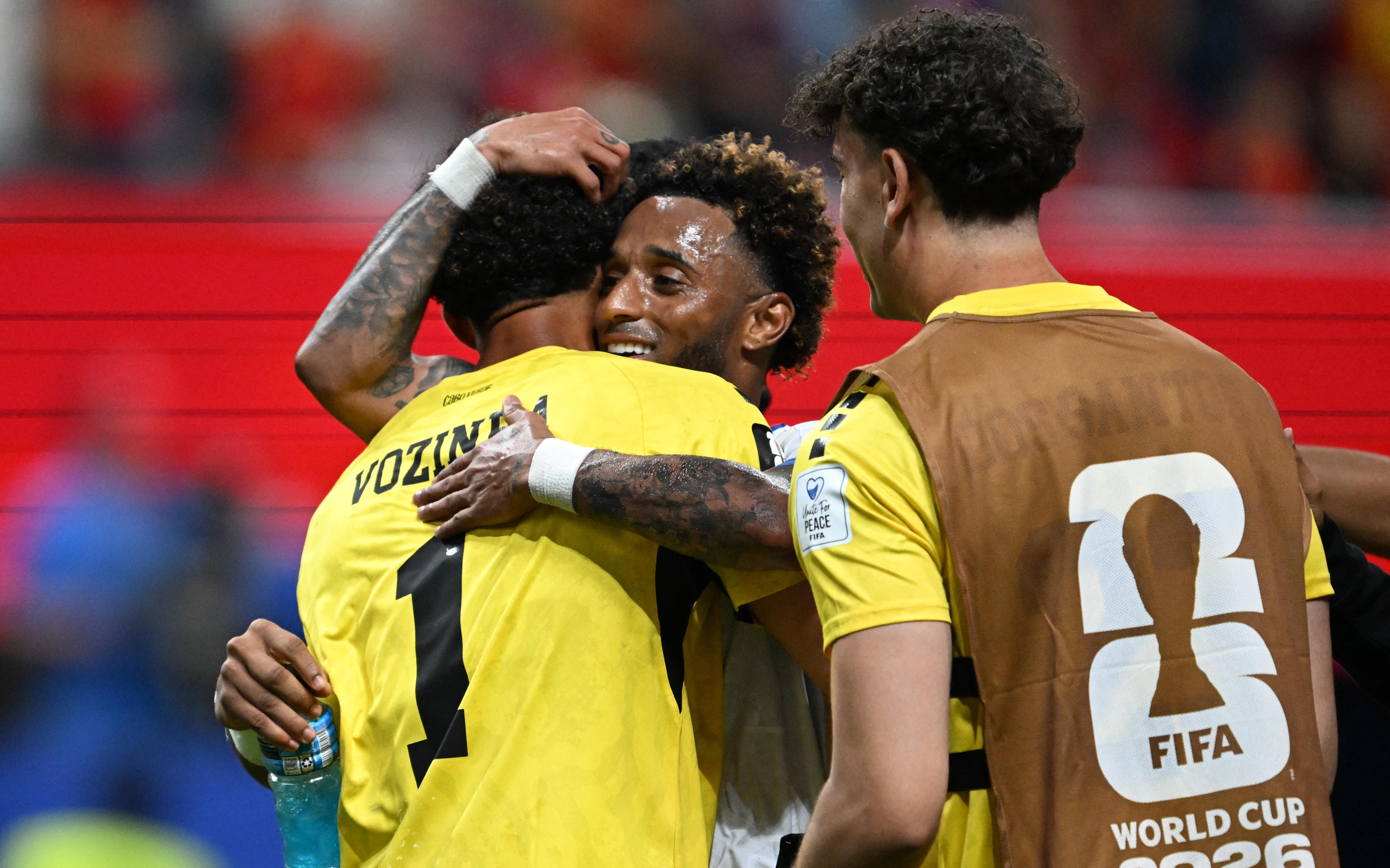 De Kaapverdische doelman Vozinha (L) wordt gefeliciteerd door stafleden en teamgenoten aan het einde van de WK-groepswedstrijd tussen Spanje en Kaapverdië in het Atlanta Stadium in Atlanta.