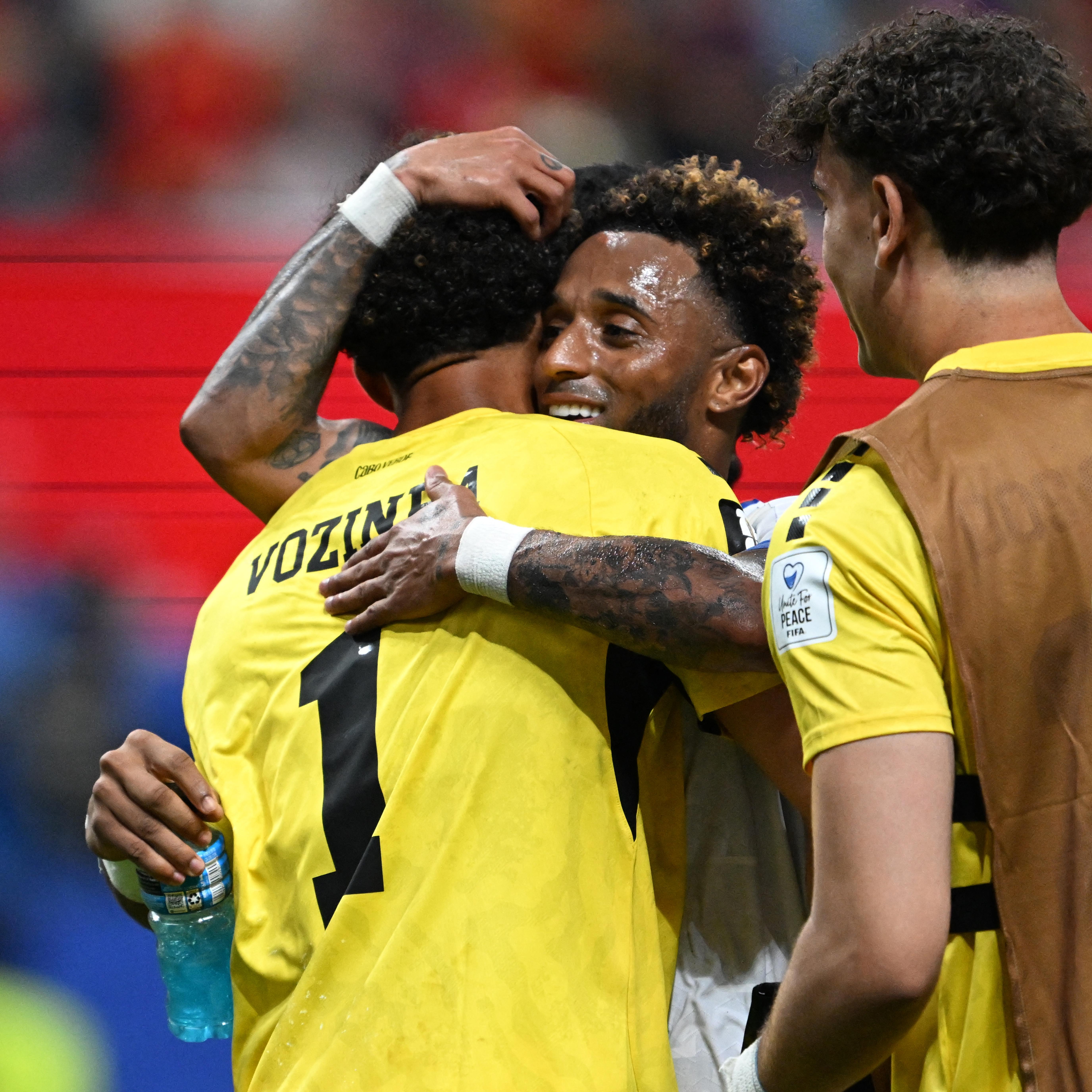 De Kaapverdische doelman Vozinha (L) wordt gefeliciteerd door stafleden en teamgenoten aan het einde van de WK-groepswedstrijd tussen Spanje en Kaapverdië in het Atlanta Stadium in Atlanta.