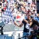Schaatskampioen Jenning de Boo zwaait met de finishvlag van de Moto3-race in Assen. "Gewoon achtjes draaien."