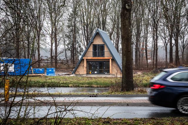 Het eerste vakantiehuisje in een serie van tien is nagenoeg gereed.