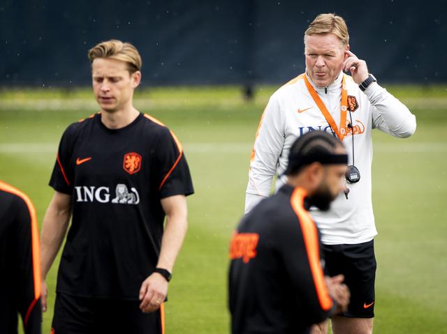 Ronald Koeman tijdens een trainingssessie van het Nederlands elftal, ter voorbereiding op de wedstrijd tegen Zweden.